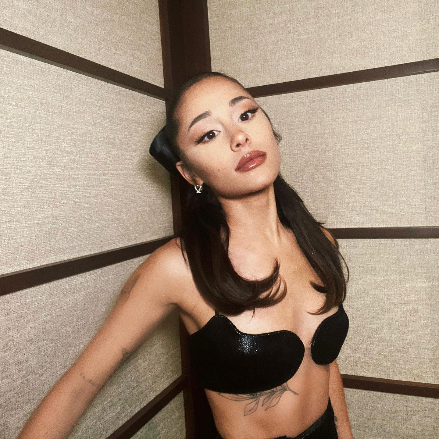 800px x 800px - Ariana Grande Braless Pictures: Photos of Her Without A Bra