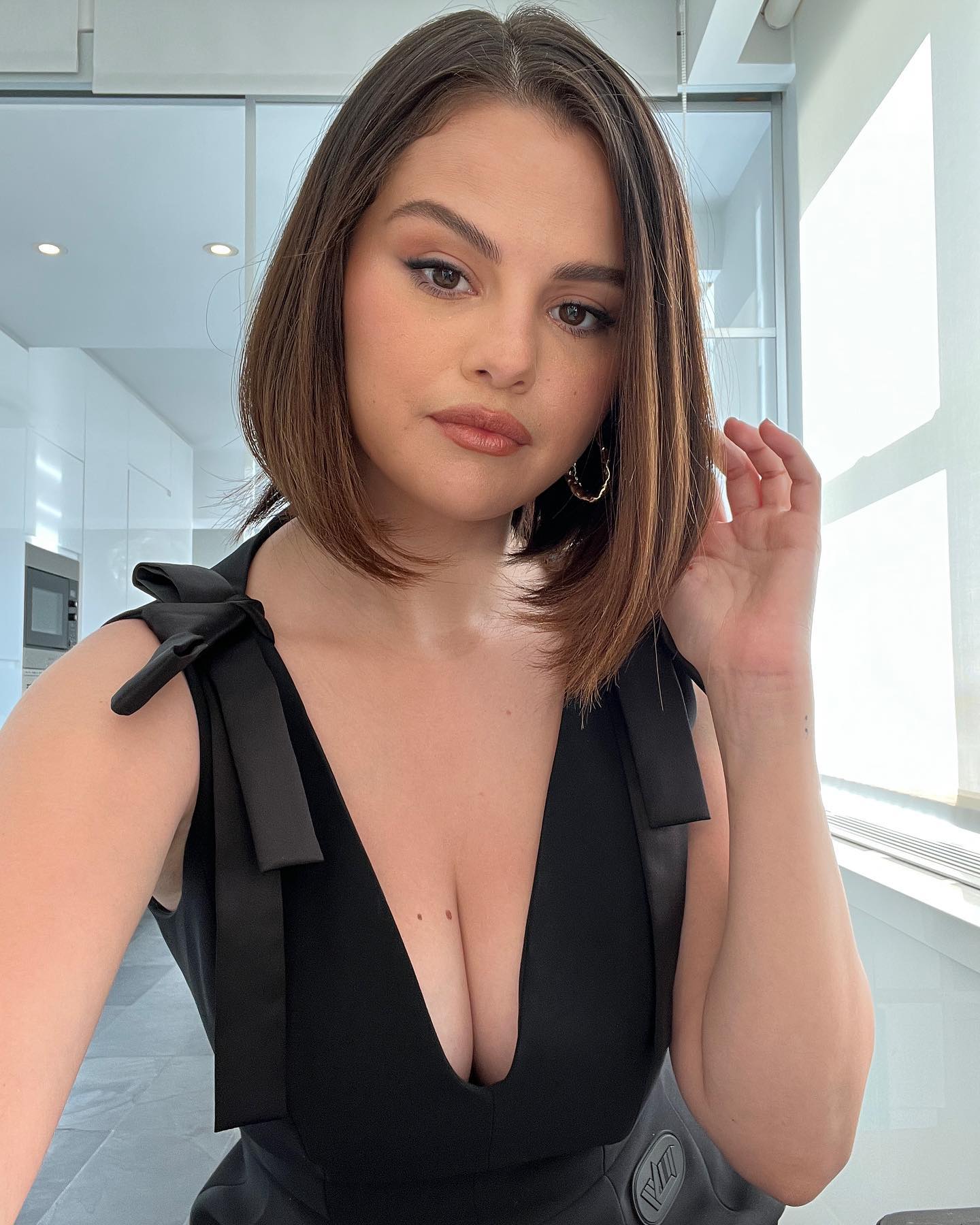 Selena Gomez Braless Pictures: Photos of Her Not Wearing a Bra