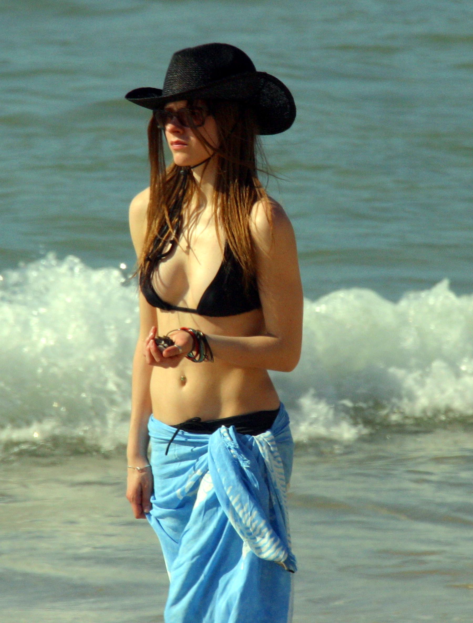 Avril Lavigne Bikini Pictures Singer Sexiest Swimsuit Photos pic