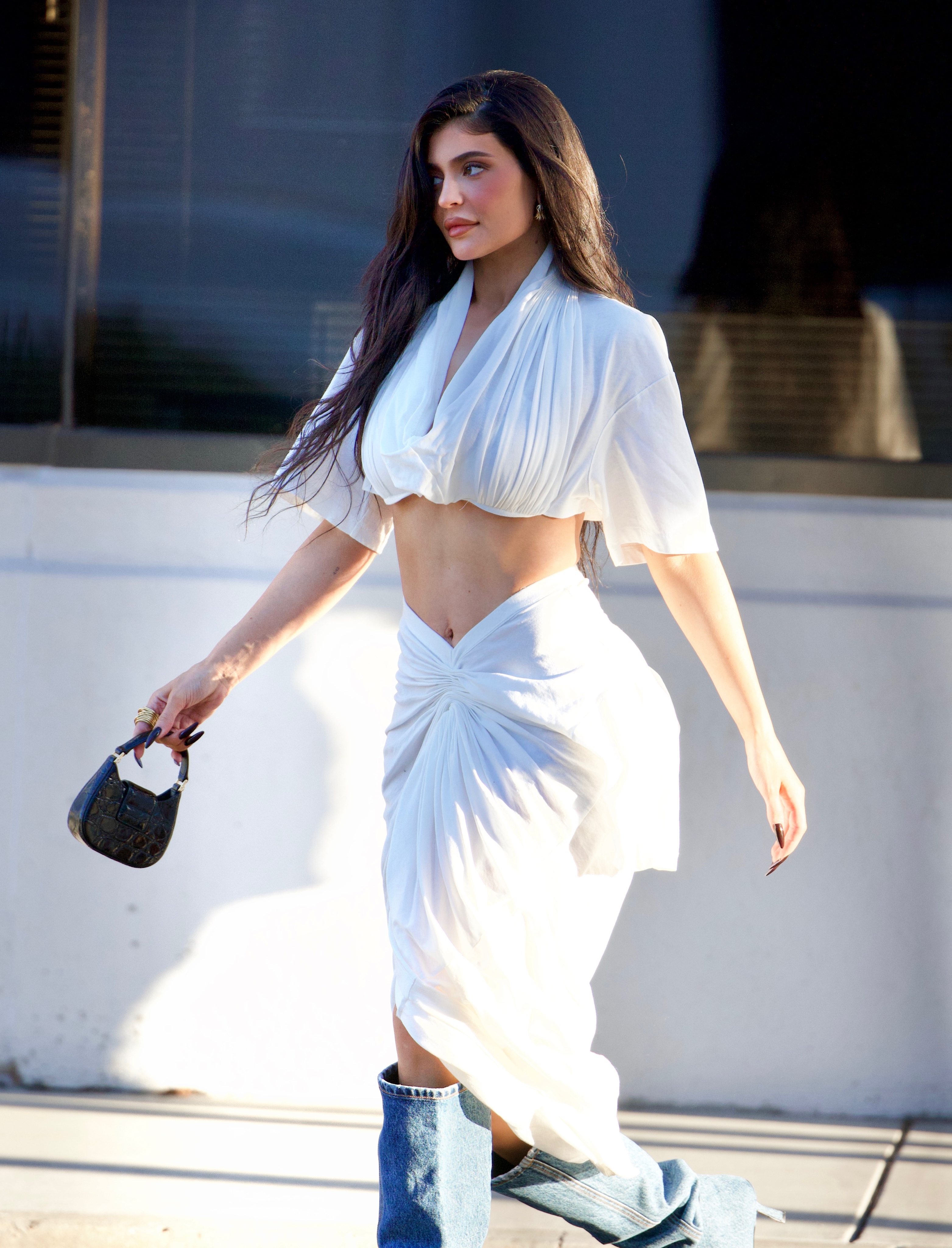 Recreate Kylie Jenner's BH outfit (on a budget)  Outfits, High rise mom  jeans, Shoes with jeans