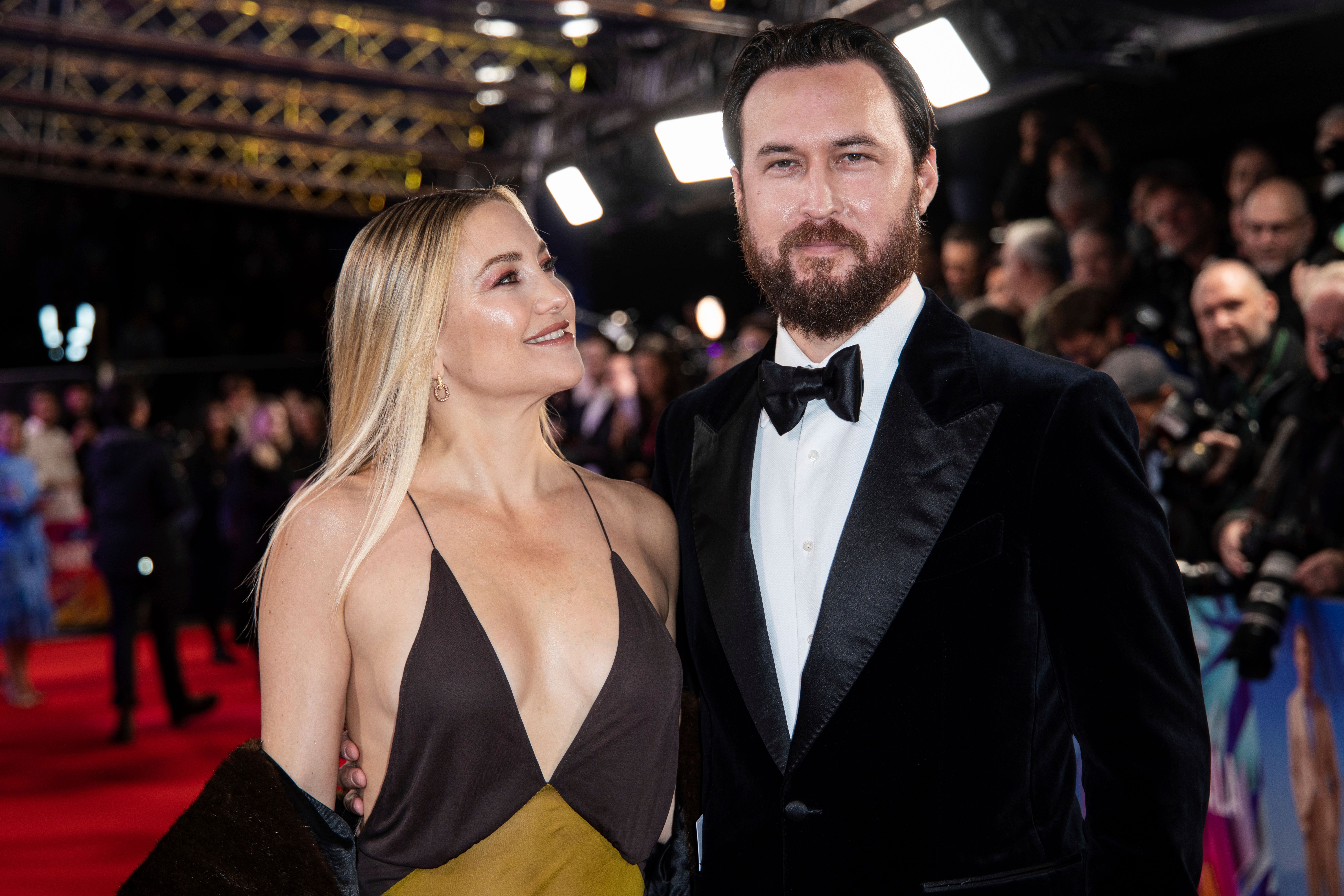 Kate Hudson Shares Sweet Family Photo For 'Fabletics' Maternity