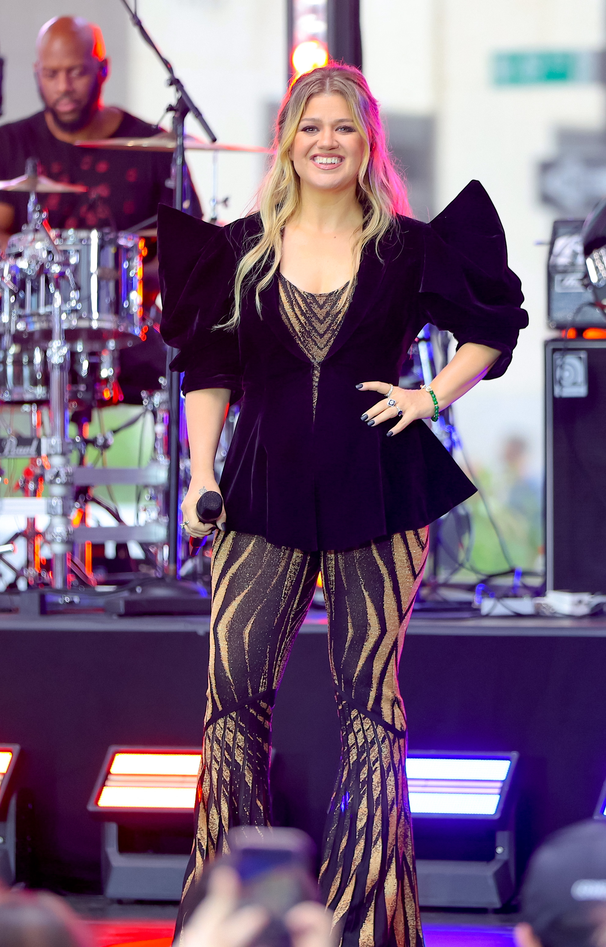 Kelly Clarkson Weight Loss Fashion: Her Best Outfits | Life & Style