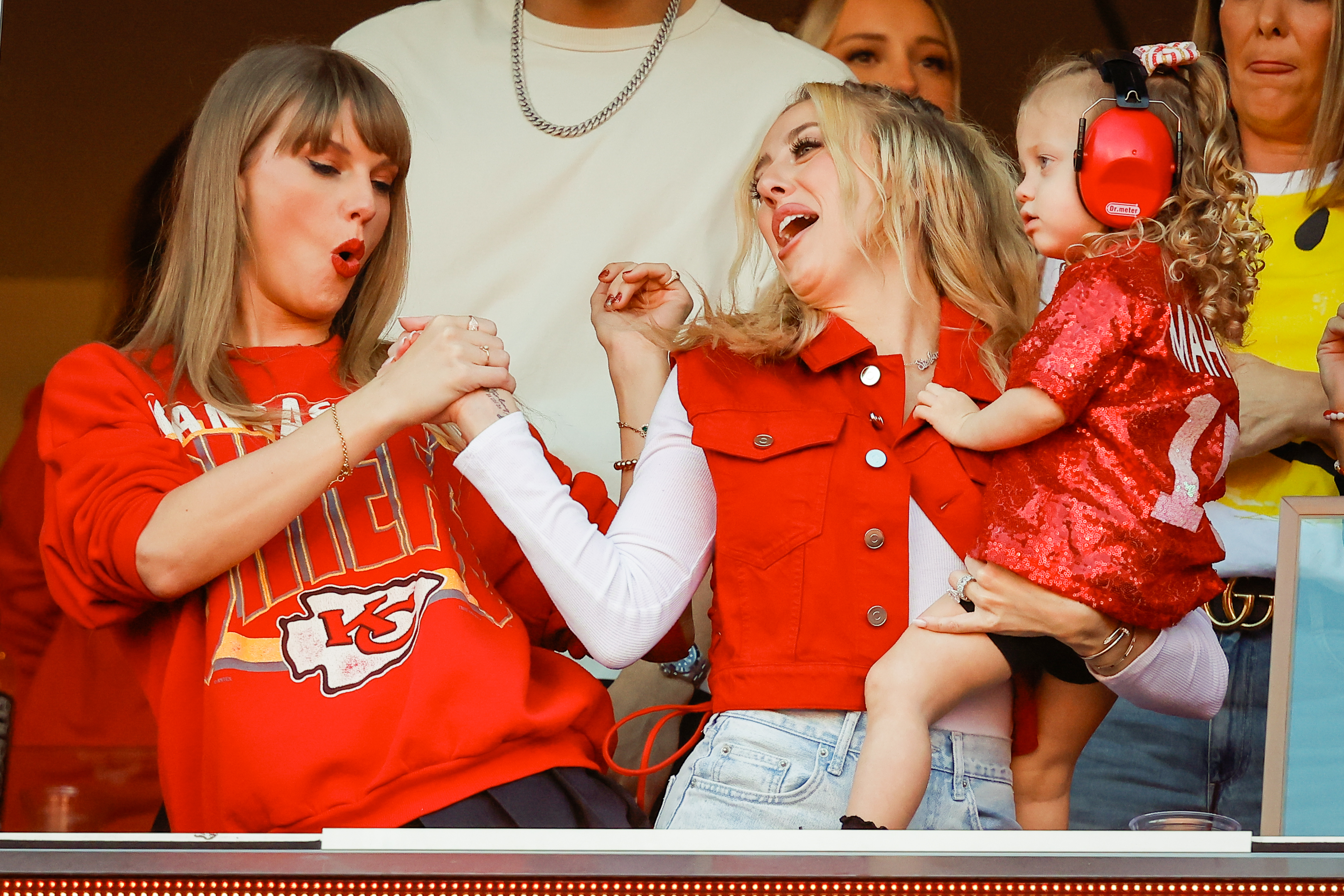 Taylor Swift hosted a Chiefs watch party with Travis Kelce teammate WAGs