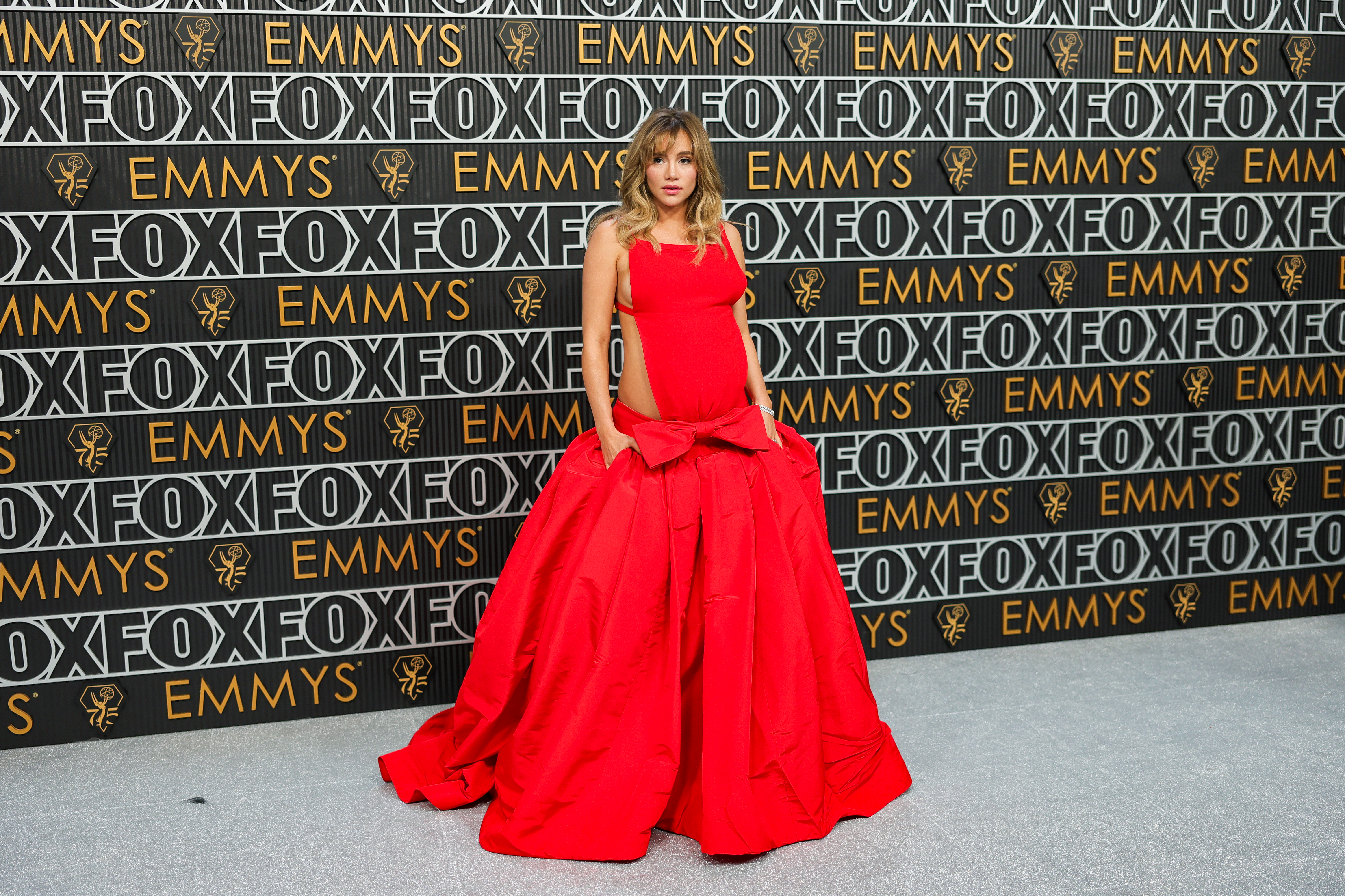 Suki Waterhouse S Emmys Dress Reveals Baby Bump On Red Carpet Life   Suki Waterhouse Emmys Dress Red Carpet 