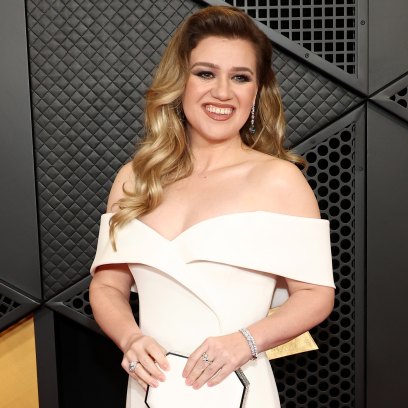 Kelly Clarkson Admits She Doesn't Wear Spanx After Her Weight Loss