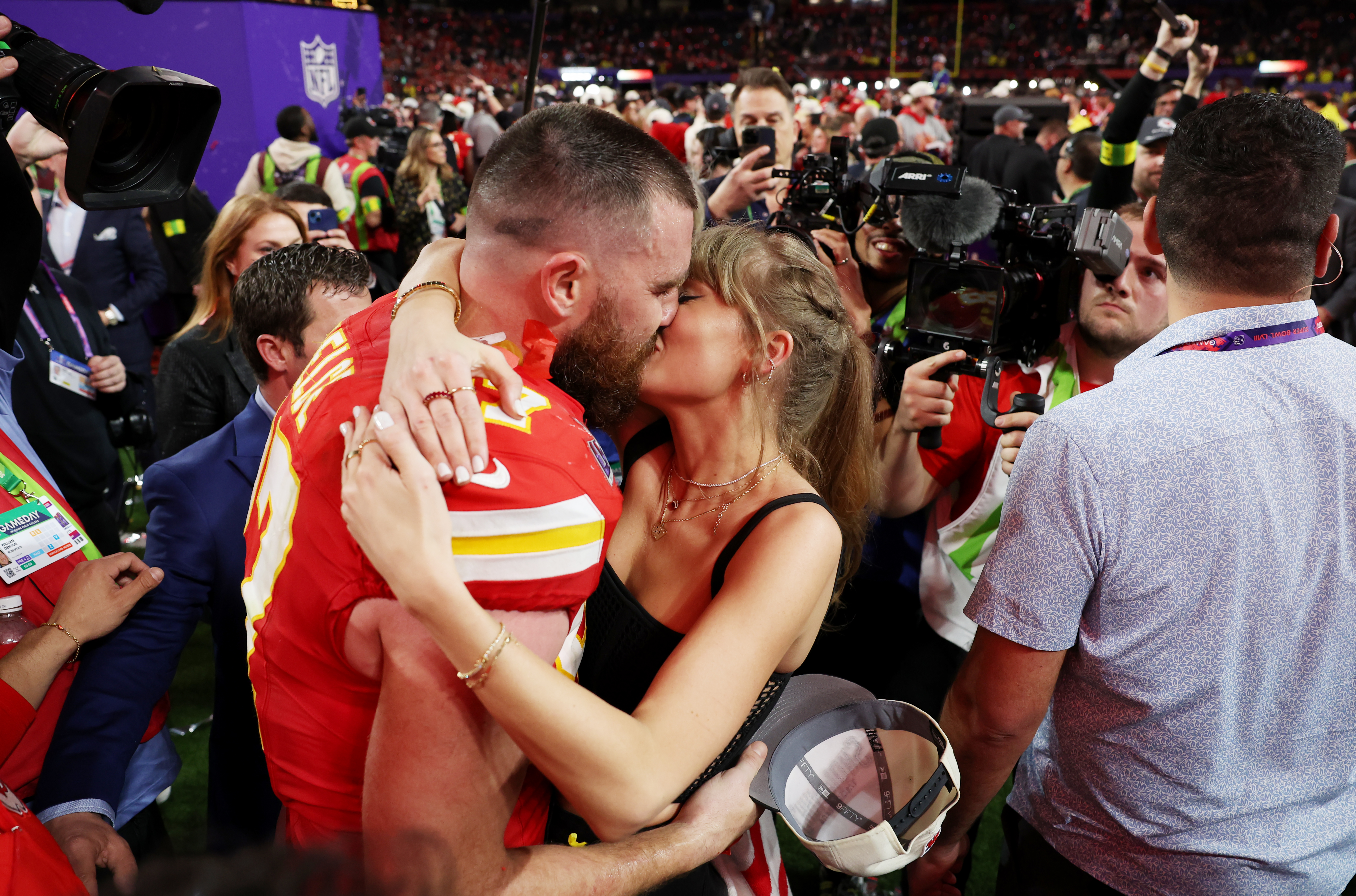 Taylor Swift thanks Travis Kelce at VMAs